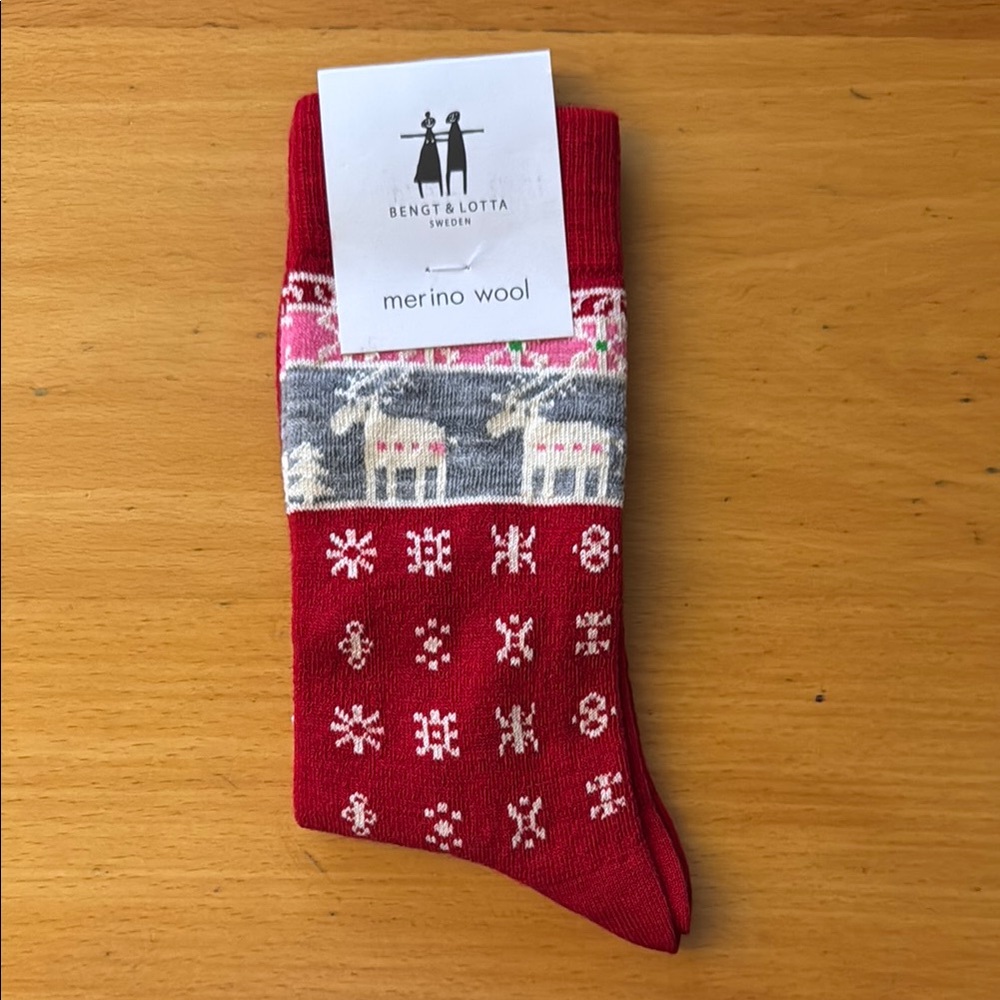 Beñat & Lotta Red Merino Wool Socks - Picture 3 of 5